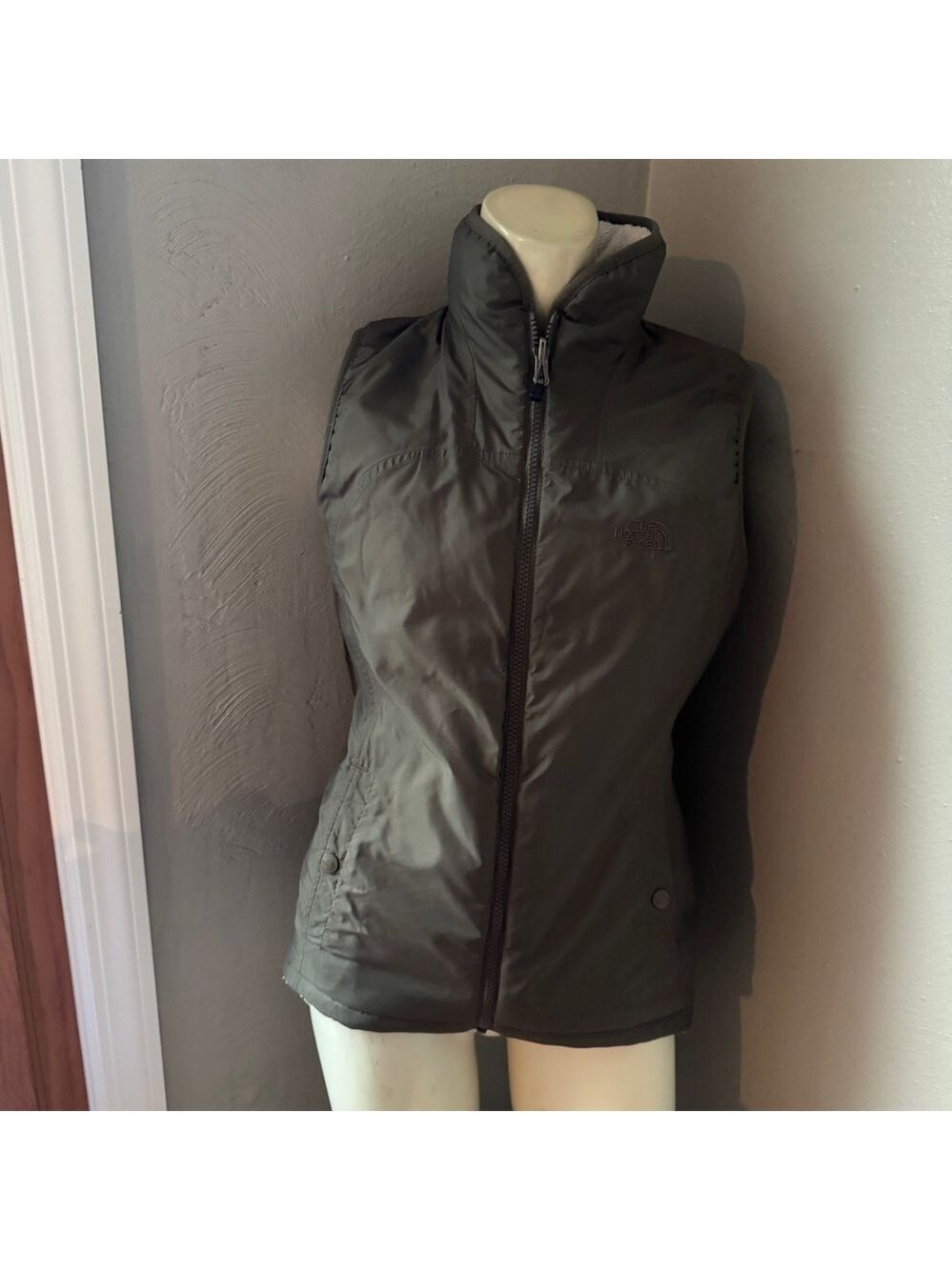 North Face army green reversible puffy vest size small white fleece